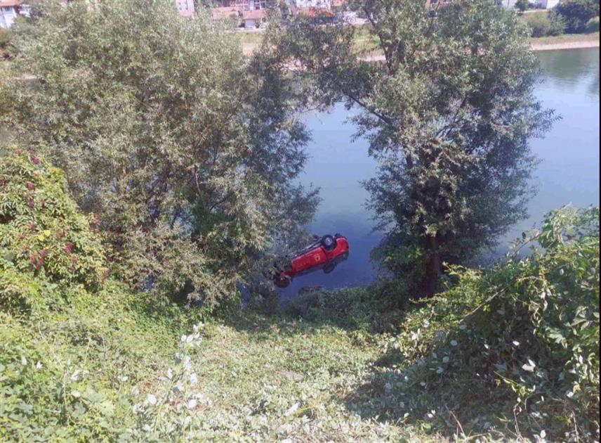 ЗВОРНИК, 19. АВГУСТА /СРНА/ - На службеном возилу Цивилне заштите града Зворника, које је упало у ријеку Дрину, причињена је материјална штета, а надлежне службе утврдиће околности које су довеле до овог догађаја, саопштено је данас из Градске управе.