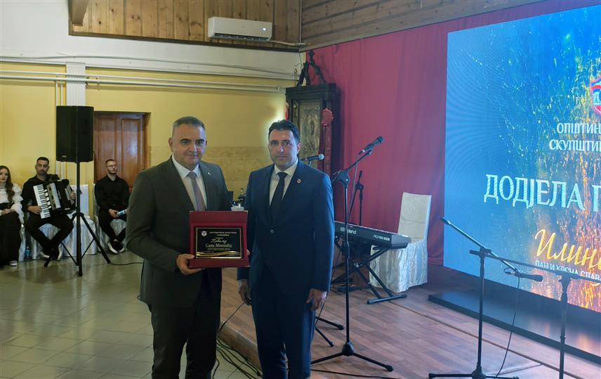 СОКОЛАЦ, 1. АВГУСТА /СРНА/ - Премијеру Републике Српске Сави Минићу вечерас је, поводом Дана општине Соколац, уручено највеће општинско признање - Повеља, у знак захвалности за свеобухватну подршку Владе стабилизацији локалног буџета, као и за знатна улагања у развој инфраструктуре.