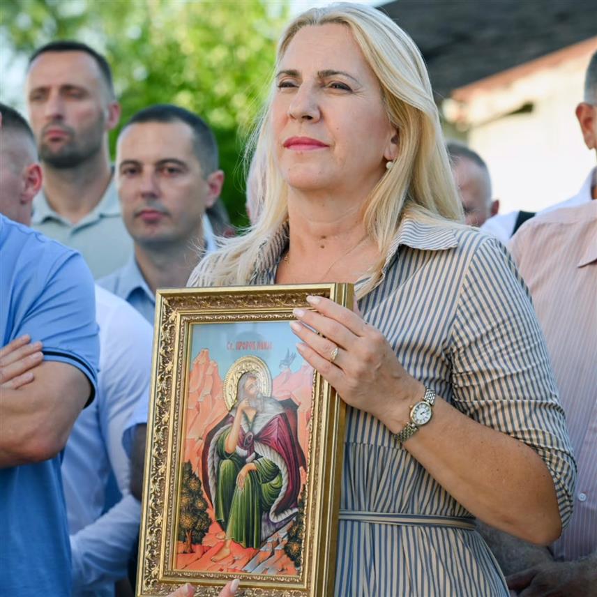 ДОБОЈ, 1. АВГУСТА /СРНА/ - Српски члан Предсједништва БиХ Жељка Цвијановић, која је данас у Кожухама код Добоја присуствовала прослави крсне славе храма и села - Илиндана, истакла је да су окупљања око светиња најљепши израз српског јединства, вјере и привржености традицији коју су нам у завјет оставили преци.