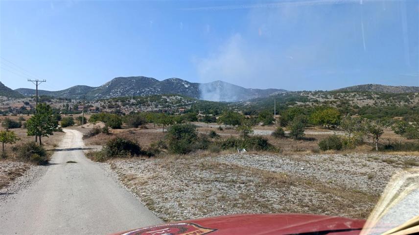 TРЕБИЊЕ, 20. АВГУСТА /СРНА/ - Tребињски ватрогасци гасе пожар у подручју села Зупци код Tребиња, који за сада не угрожава стамбене објекте и имовину људи, рекао је Срни командир Tериторијалне ватрогасне јединице Tребиње Дејан Кашиковић.