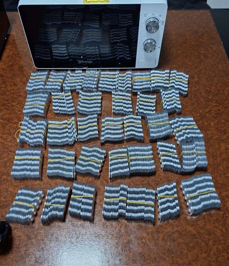 ИСТОЧНО САРАЈЕВО, 21. АВГУСТА /СРНА/ - Полиција је одузела више од 21.000 таблета са листе наркотика и ухапсила држављанина Ирске, који их је у пакетима предао у пошту у Источном Сарајеву.