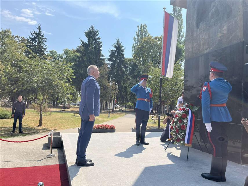 ПРИЈЕДОР, 21. АВГУСТА /СРНА/ - Предсједник Владе Републике Српске Саво Минић стигао је данас у посјету Приједору коју је започео полагањем вијенца на спомен-обиљежје борцима Одбрамбено-отаџбинског рата.
