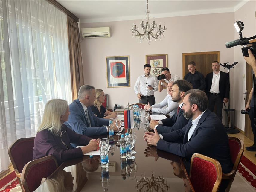 ПРИЈЕДОР, 21. АВГУСТА /СРНА/ - Предсједник Владе Републике Српске Саво Минић на састанку са градоначелником Слободаном Јавором.