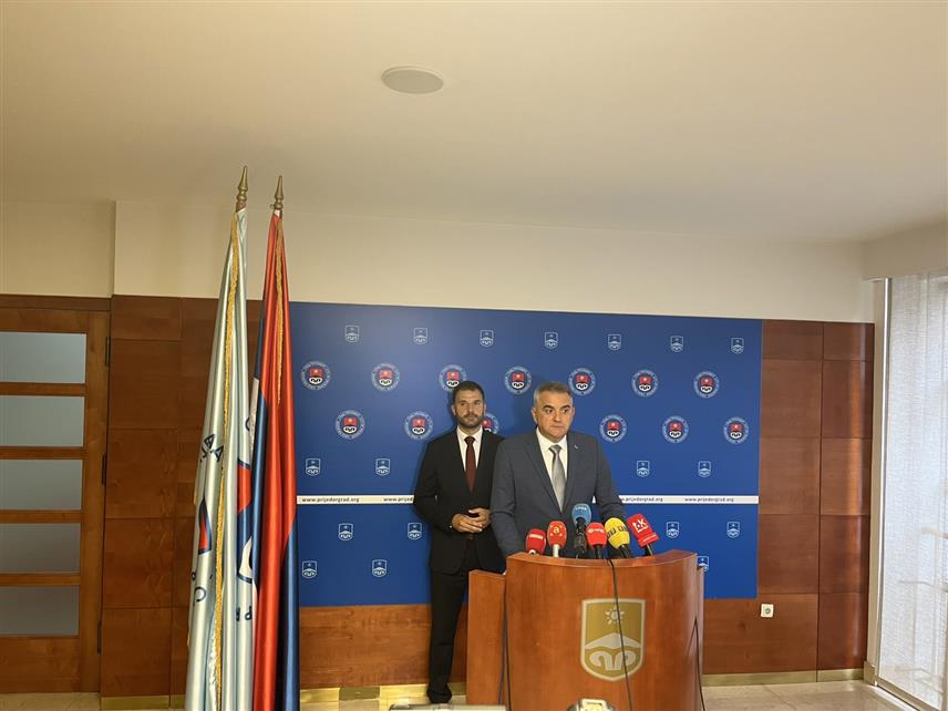 ПРИЈЕДОР, 21. АВГУСТА /СРНА/ - Предсједник Владе Републике Српске Саво Минић и градоначелник Приједора Слободан Јавор на конференцији за новинаре.