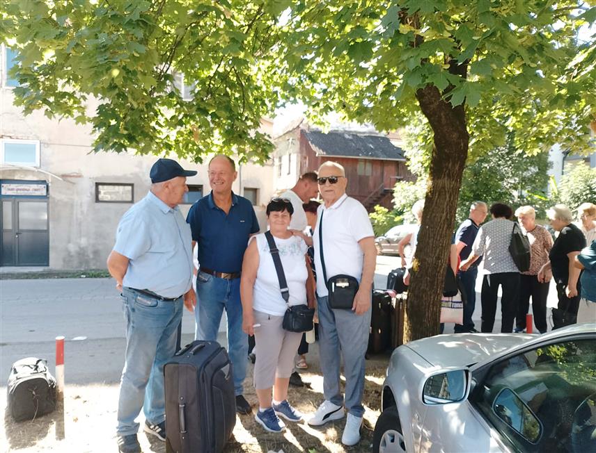 НОВИ ГРАД, 23. АВГУСТА / СРНА/ - На бесплатну седмодневну бањску рехабилитацију по програму Владе Републике Српске у Теслић су јутрос отпутовала 32 пензионера из Новог Града.