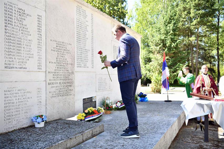ПРИЈЕДОР, 23. АВГУСТА /СРНА/ - Министар правде Републике Српске Горан Селак присуствовао је у Трнопољу парастосу невиним српским жртвама усташког злочина почињеног од 31. јула до 2. августа 1941. године, поручивши да је трајна обавеза српског народа да чува сјећање на невино пострадале претке и истину о геноциду који је над Србима извршен у Независној Држави Хрватској /НДХ/.