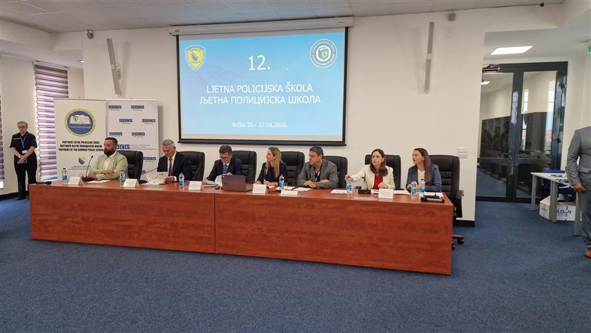БРЧКО, 25. АВГУСTА /СРНА/ - У Брчком је отворена 12. Љетна полицијска школа под називом "Млади у дигиталном окружењу", која је окупила 84 полазника с циљем јачања повјерења између младих и полиције, те њихове активне улоге у превенцији безбједносних ризика.