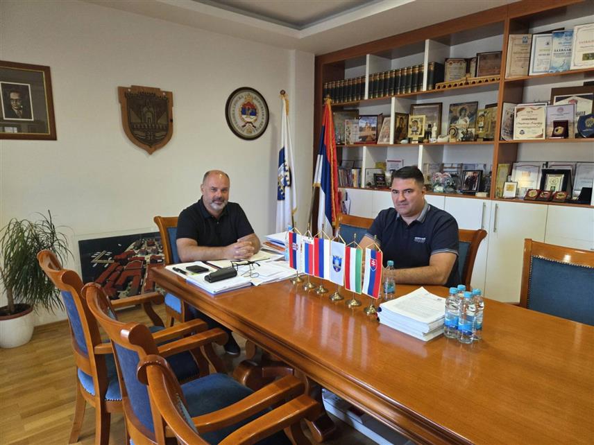 ВИШЕГРАД, 25. АВГУСTА /СРНА/ – Посланик у Представничком дому Парламентарне скупштине БиХ Мирослав Вујичић на састанку са начелником општине Вишеград Младеном Ђуревићем.