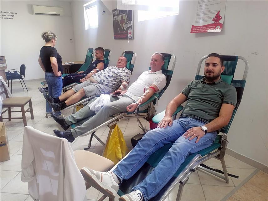 ШАМАЦ, 26. АВГУСTА /СРНА/ - У оквиру треће овогодишње акције у Шамцу данас је крв дао 51 добровољни давалац од 63 пријављена.
