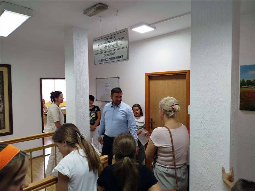 РОГАТИЦА, 26. АВГУСТА /СРНА/ - У Рогатици су данас одржани пријемни испит и упис ученика у Подручно одјељење Школе за основно музичко образовање из Источног Новог Сарајева, које од ове школске године почиње са радом у овој општини.