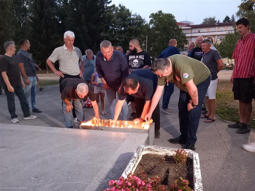 ПРИЈЕДОР, 27. АВГУСТА /СРНА/ - У Приједору је вечерас служен парастос поводом смрти генерала Ратка Младића, а предсједник градске Борачке организације Војислав Кондић позвао је саборце и патриоте Републике Српске да паљењем свијећа у црквама одају почаст преминулом команданту.
