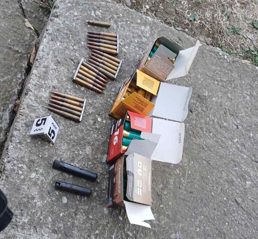 БАЊАЛУКА, 28. АВГУСТА /СРНА/ - У оквиру полицијске акције "Калибар" на подручју Лакташа одузето је више комада оружја и муниције, а два лица из овог града чији су иницијали З.П. и Д.П. осумњичена су за кривично дјело недозвољена производња и промет оружја или експлозивних материја.