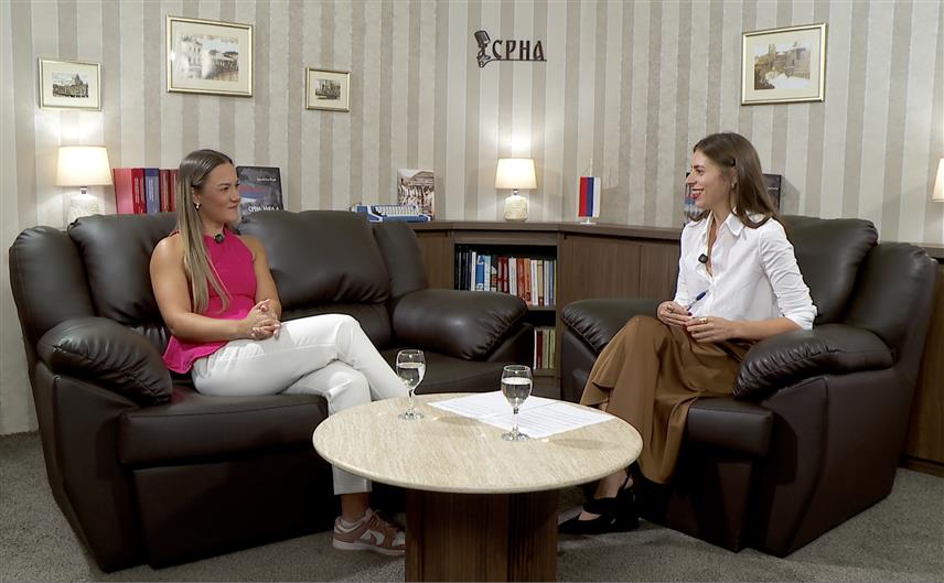 БАЊАЛУКА, 28. АВГУСТА /СРНА/ - Нова епизода подкаста Срне, чији је гост тенисерка Сара Микача из Бањалуке, биће доступна сутра у 10.00 часова корисницима нашег сервиса, као и на друштвеним мрежама и "Јутјуб" каналу.