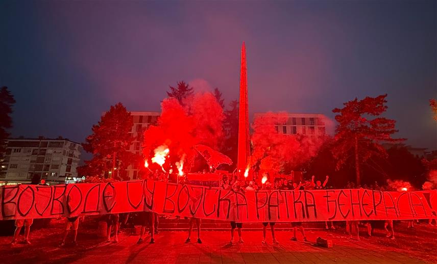 ДОБОЈ, 28. АВГУСТА /СРНА/ - Добојска навијачка група "Војводе 1990" вечерас је у Парку народних хероја у Добоју одала почаст генералу Ратку Младићу.