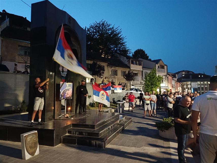 ЗВОРНИК, 28. АВГУСТА /СРНА/ - Више од 2.000 Зворничана окупило се вечерас код споменика за 1.080 погинулих бораца, одајући почаст генералу Ратку Младићу.