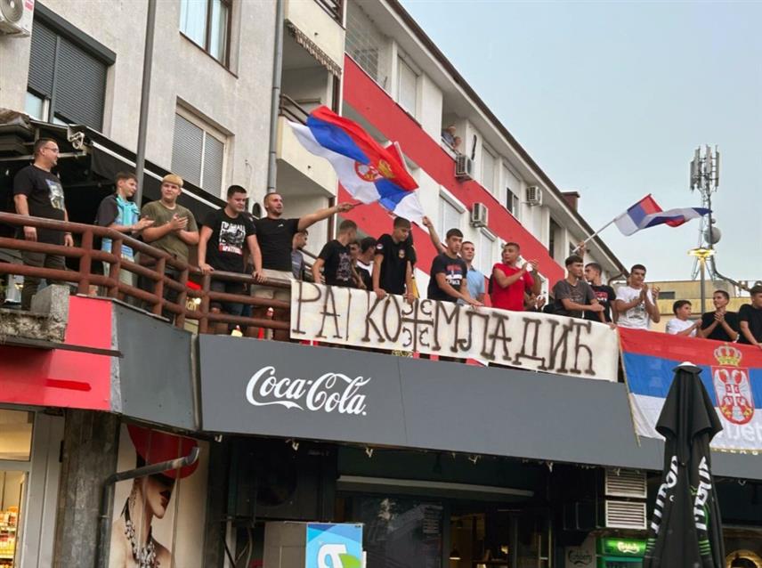 ПРЊАВОР, 29. АВГУСТА /СРНА/ - Становници Прњавора одали су почаст некадашњем команданту Главног штаба Војске Републике Српске генералу Ратку Младићу, који је преминуо у притворској болници у Хагу.
