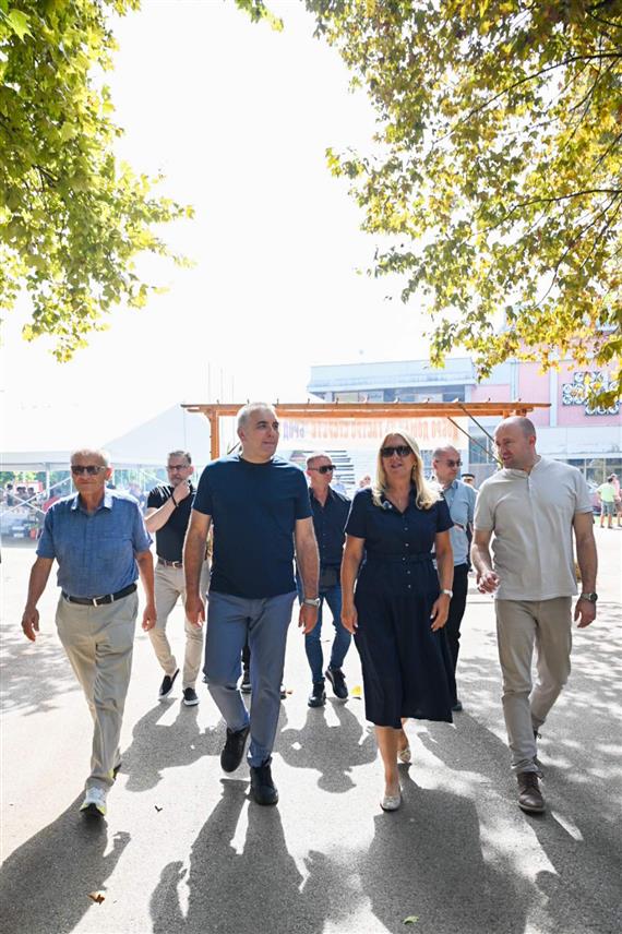 БРОД, 29. АВГУСТА /СРНА/ - Предсједник Владе Републике Српске Саво Минић и српски члан Предсједништва БиХ Жељка Цвијановић стигли су у Брод, гдје присуствују манифестацији Гастро сусрети која је окупила око 100 излагача и такмичара из земље и иностранства.