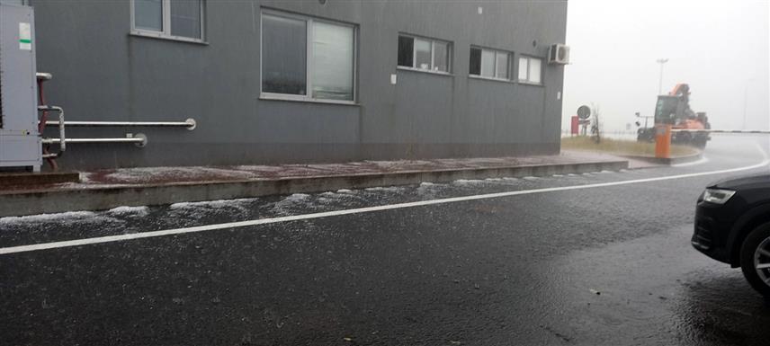 ПРЊАВОР, 29. АВГУСТА /СРНА/ - Подручје Прњавора захватило је велико невријеме, а због града који је падао возачи су морали да зауставе возила код наплатних кућица на улаз на ауто-пут "9. јануар".	
