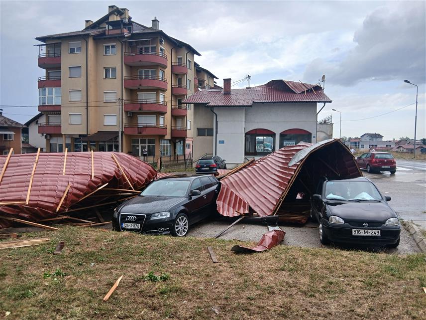 ПРЊАВОР, 29. АВГУСТА /СРНА/ - У олујном невремену праћеном јаким вјетром, кишом и градом које је данас захватило Прњавор оборена стабла оштетила су одређени број аутомобила, штету је претрпјело неколико кровова стамбених објеката, а цијели град је остао без струје.