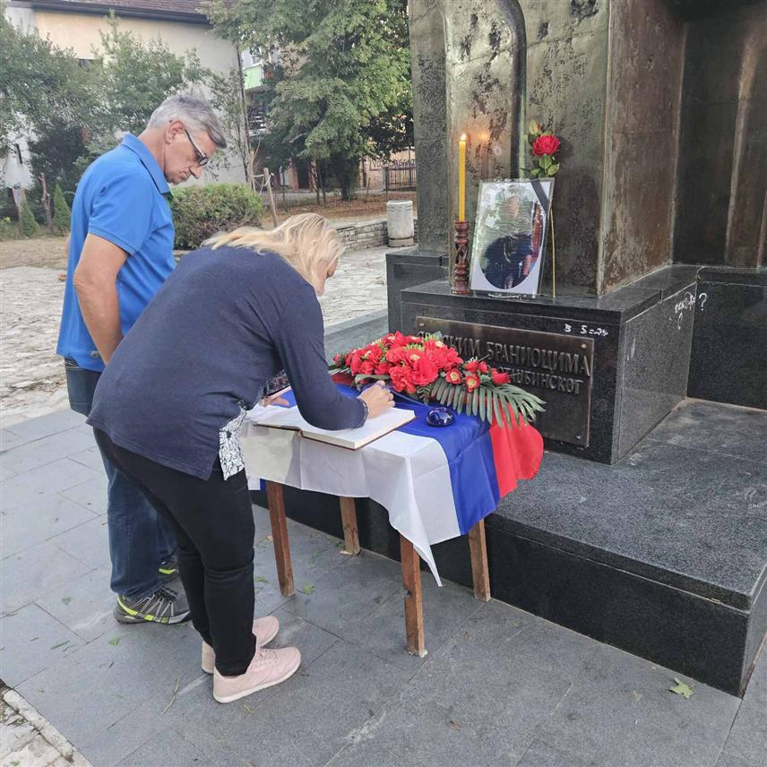 НОВИ ГРАД, 29. АВГУСТА /СРНА/ - Становници Новог Града вечерас код централног спомен-обиљежја погинулим борцима Војске Републике Српске пале свијеће за покој душе генерала Ратка Младића који је преминуо у притворској болници у Хагу.