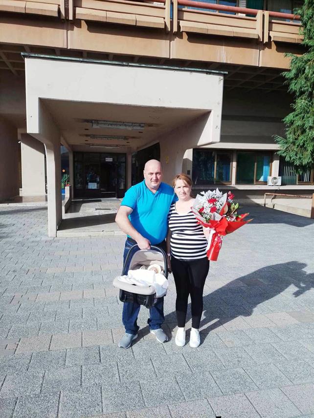 МРКОЊИЋ ГРАД, 29. АВГУСТА /СРНА/ - Брачном пару Биљани и Горану Комленићу из Мркоњић Града жеља да постану родитељи остварила се након 17 година брака и шест покушаја биомедицински потпомогнуте оплодње.