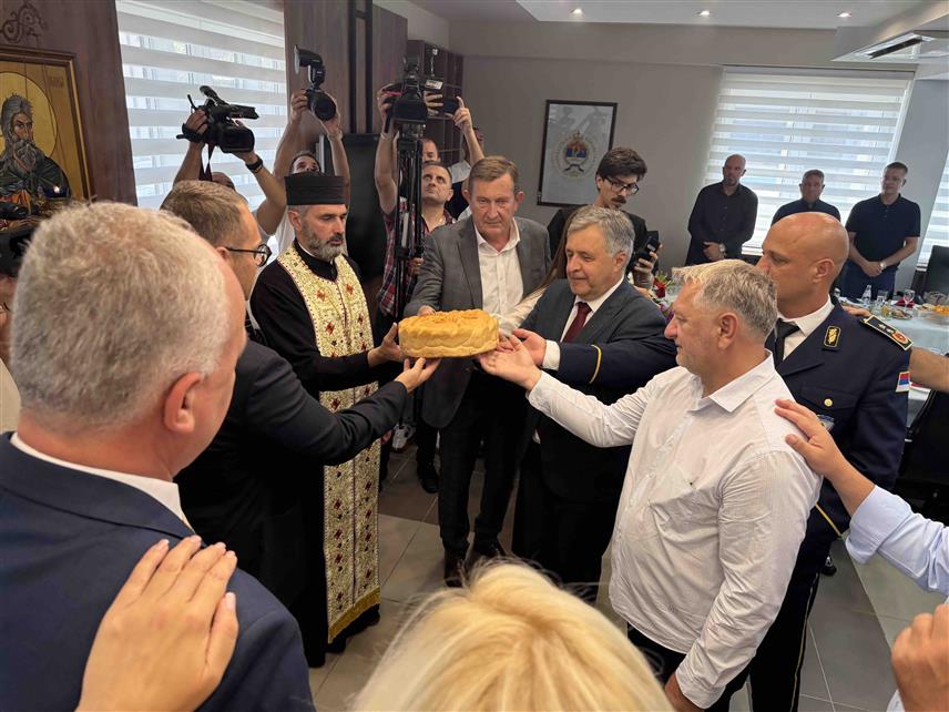 БИЈЕЉИНА, 2. АВГУСТА /СРНА/ - Крсна слава предузећа обиљежена је данас у сједишту "Електро-Бијељине", а кум славе био је директор бијељинске Болнице "Свети врачеви" Микајло Лазић.