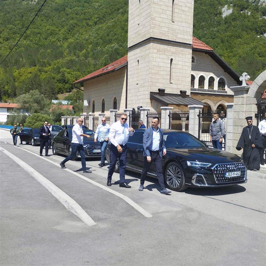 МАРТИН БРОД, 2. АВГУСТА /СРНА/ - Предсједник Милорад Додик стигао је у манастир Рмањ, гдје би требало да се састане са предсједником Србије Александром Вучићем и Његовим преосвештенством епископом бихаћко-петровачким и рмањским Сергијем.