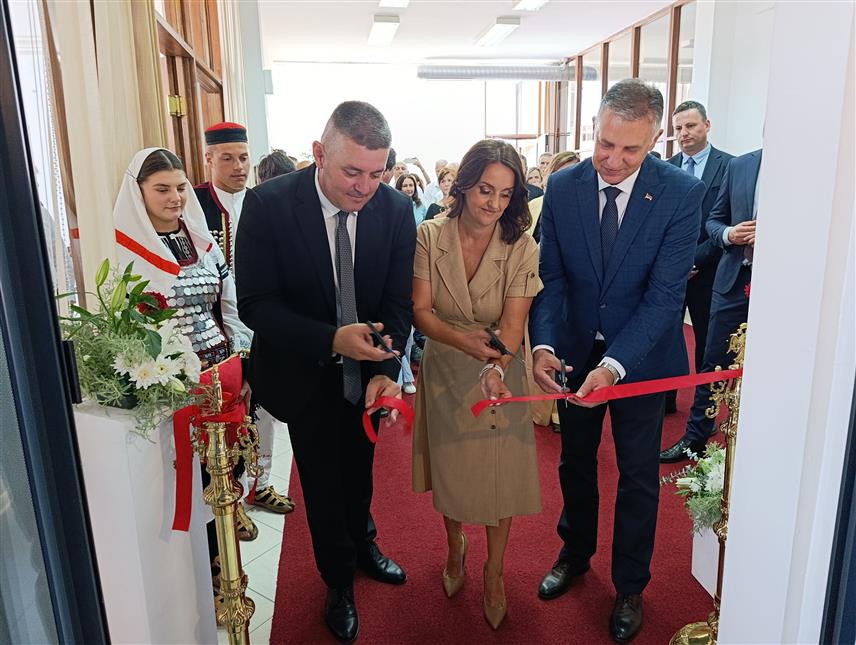 МРКОЊИЋ ГРАД, 2. АВГУСТА /СРНА/ - Министар просвјете и културе Републике Српске Боривоје Голубовић и начелник Мркоњић Града Драган Вођевић данас су у просторијама Народне библиотеке отворили мултимедијалну собу "Краљ Петар Први Карађорђевић Мркоњић", савремени кутак у оквиру којег је спојено историјско насљеђе и модерна технологија.
