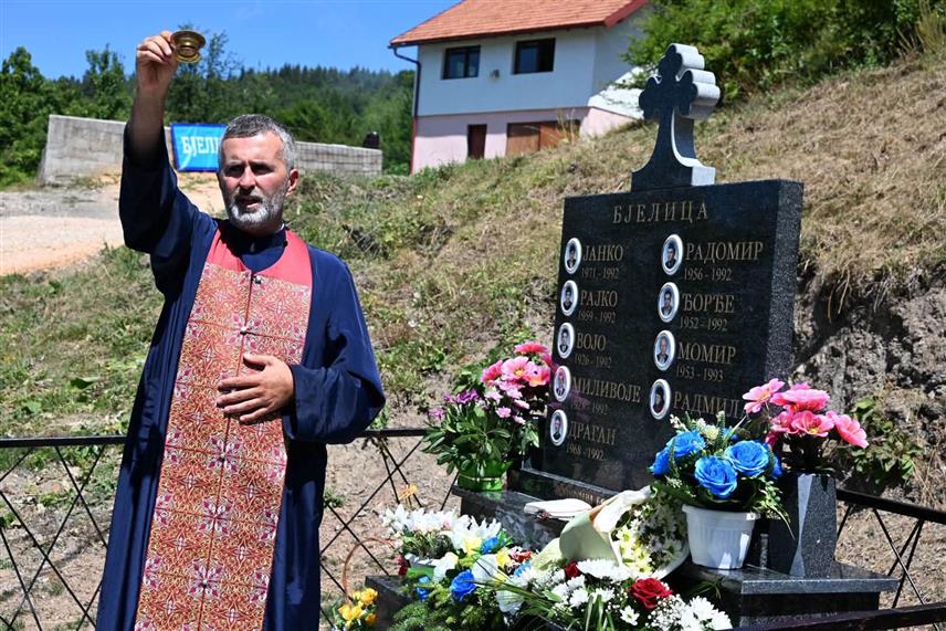 ТРНОВО, 2. АВГУСТА /СРНА/ - У селу Врбовник код Трнова данас је освештан споменик подигнут у знак сјећања на девет српских бораца, чланова породице Бјелица, који су положили животе у Одбрамбено-отаџбинском рату.