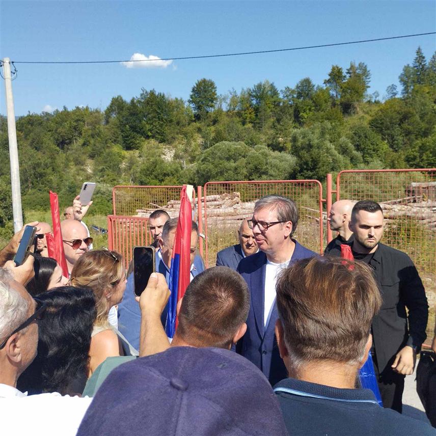 ДРВАР, 2. АВГУСТА /СРНА/ - Предсједник Милорад Додик и предсједник Србије Александар Вучић допутовали су у Дрвар, гдје ће се састати са општинским руководством и обићи погон фабрике "Јумко".