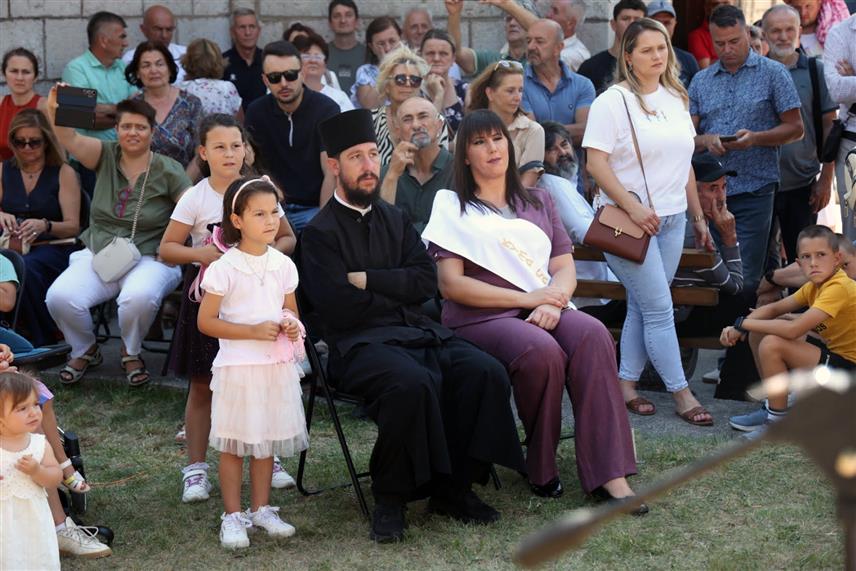 ГРАХОВО, 2. АВГУСТА /СРНА/ - Директор Центра за једнакост и равноправност полова Републике Српске Маја Векић била је данас кума храмовне славе Цркве Светог пророка Илије у Црном Лугу код Босанског Грахова, гдје се на Илиндан окупио велики број вјерника и завичајаца из Републике Српске, Србије, Европе и других дијелова свијета.