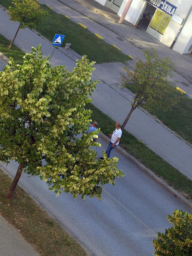 ИСТОЧНО САРАЈЕВО, 2. АВГУСТА /СРНА/ - Једно лице повријеђено је вечерас у пуцњави у Спасовданској улици у Источном Новом Сарајеву, рекла је Срни портпарол Полицијске управе Источно Сарајево Весна Стокановић.