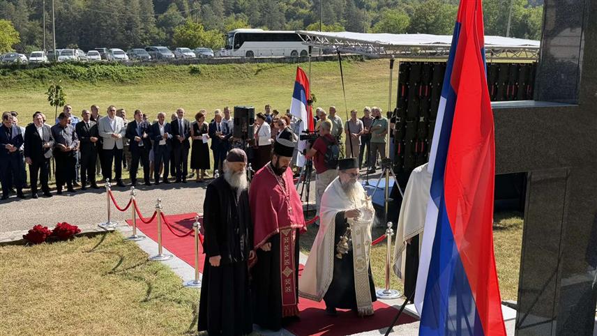 ПЕTРОВО, 30. АВГУСTА /СРНА/ - Код Манастира Светог Николе на Озрену почело је служење парастоса поводом Данa несталих и погинулих у Одбрамбено-отаџбинском рату, којем присуствује и предсједник Владе Републике Српске Саво Минић.