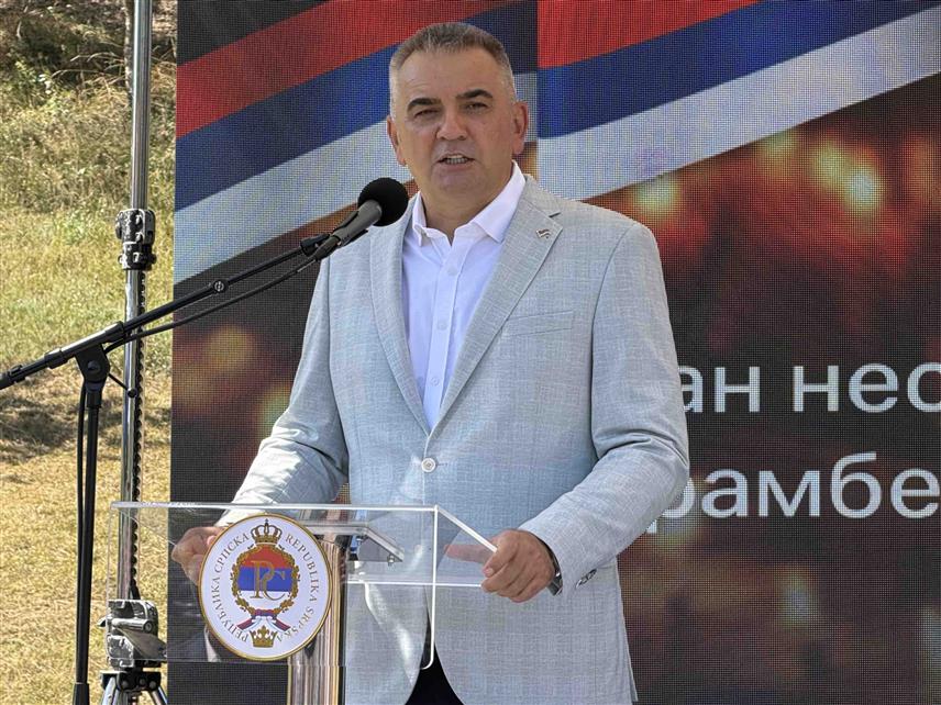 ПЕТРОВО, 30. АВГУСТА /СРНА/ - Предсједник Владе Републике Српске Саво Минић у обраћању присутнима на обиљежавању Дана несталих и погинулих у Одбрамбено-отаџбинском рату у Петову на Озрену.