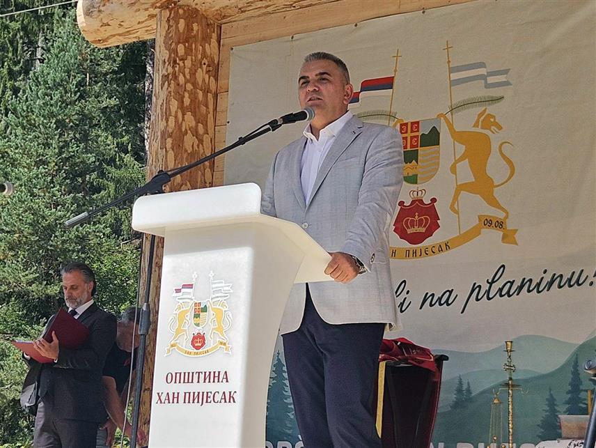 ХАН ПИЈЕСАК, 30. АВГУСТА /СРНА/ - Предсједник Владе Републике Српске Саво Минић позвао је данас са Сабору демобилисаних бораца у Хан Пијеску на слогу и јединство, те поручио да сви треба да раде за Републику Српску и да се сјећају погинулих бораца коју су задужили ову државу.