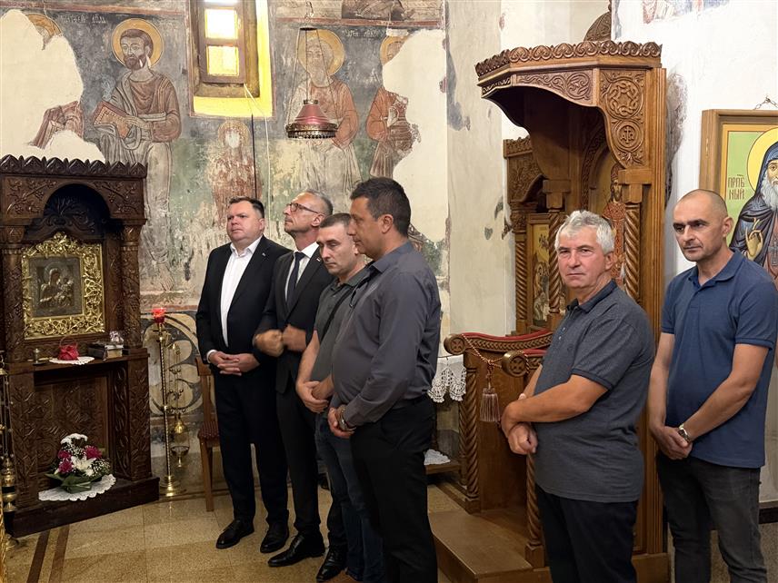 ПЕТРОВО, 30. АВГУСТА /СРНА/ - Светом литургијом у Манастиру Светог Николаја Мирликијског у Петрову почело је обиљежавање Дана несталих и погинулих у Одбрамбено-отаџбинском рату Републике Српске.