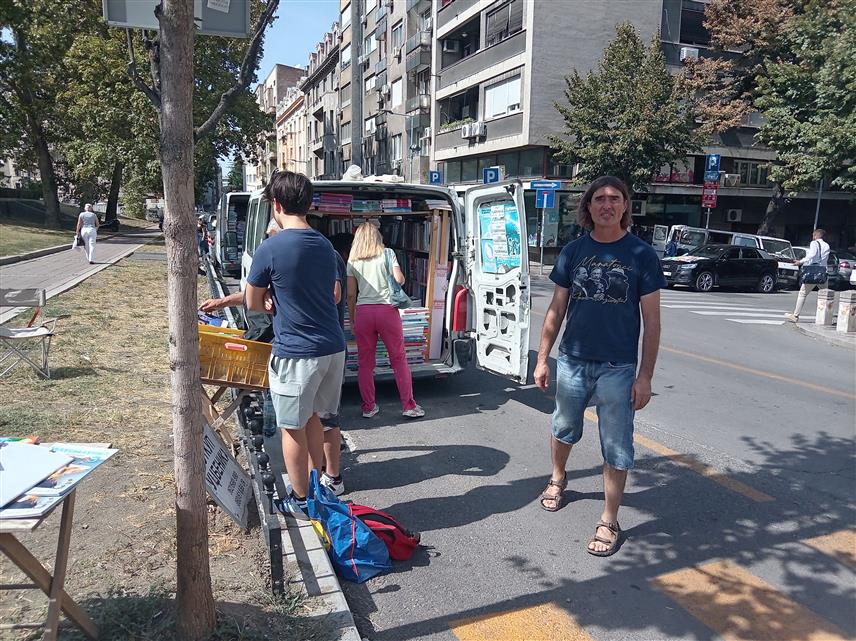 БЕОГРАД, 31. АВГУСТА /СРНА/ - Косовска улица на потезу од Народне скупштине до Главне поште у Београду претворила се и ове године у вјероватно највећу књижару у региону гдје школарци и њихови родитељи на тезгама монтираним унутар комбија, на хаубама аутомобила или једноставно на плочнику могу пронаћи скоро сваки жељени уџбеник.