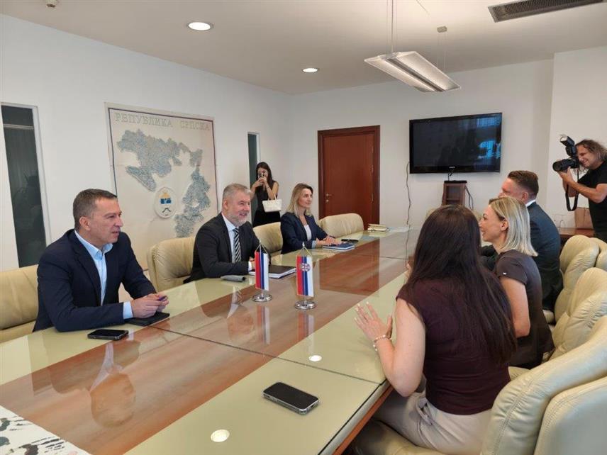 БАЊАЛУКА, 4. АВГУСТА /СРНА/ - Република Српска и Србија наставиће сарадњу на промоцији вакцинације против хуманог папилома вируса /ХПВ/, превенцији обољења повезаних са овим вирусом и едукацији младих, истакнуто је након данашњег састанка министра здравља и социјалне заштите Српске Алена Шеранића и министра без портфеља Србије Татјане Мацуре.