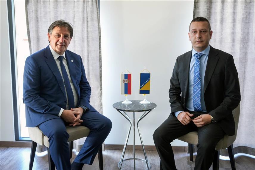 МРКОЊИЋ ГРАД, 4. АВГУСТА /СРНА/ - Замјеник министра одбране у Савјету министара Александар Гогановић разговарао је данас у Мркоњић Граду са министром одбране Републике Србије Братиславом Гашићем о актуелној безбједносној ситуацији у региону, као и о могућностима унапређења сарадње у области одбране.