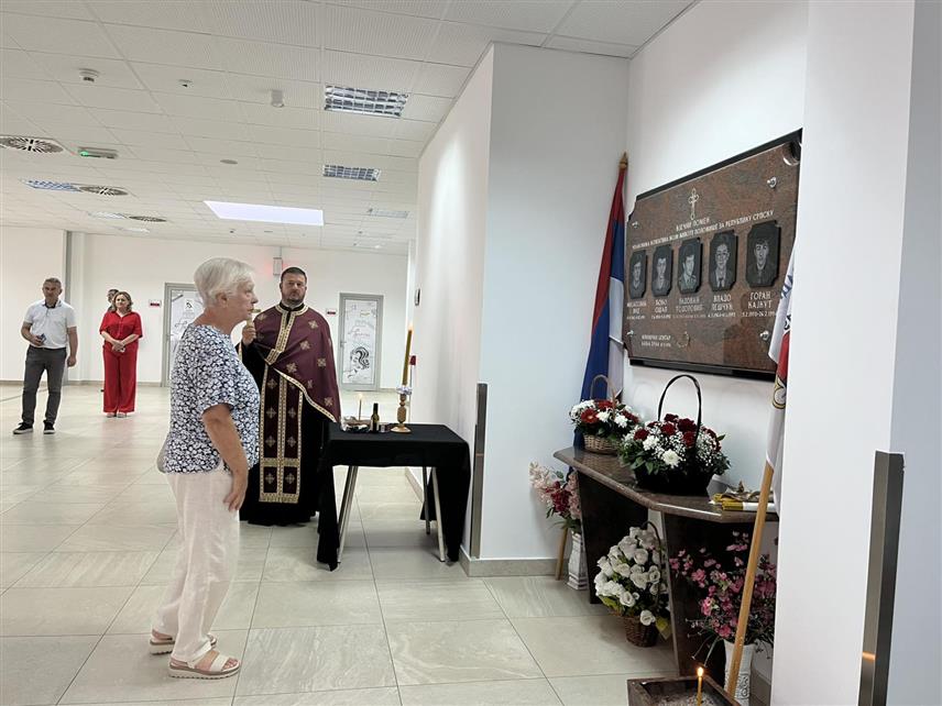 БАЊАЛУКА, 5. АВГУСТА /СРНА/ - Парастосом и полагањем вијенаца на Универзитетском клиничком центру Републике Српске /УКЦ/ у Бањалуци данас је одата почаст петорици радника ове здравствене установе који су погинули у Одбрамбено-отаџбинском рату, а вршилац дужности директора УКЦ-а Никола Шобот поручио је да је обавеза чувати Српску и његовати сјећање на оне који су дали животе за њу.