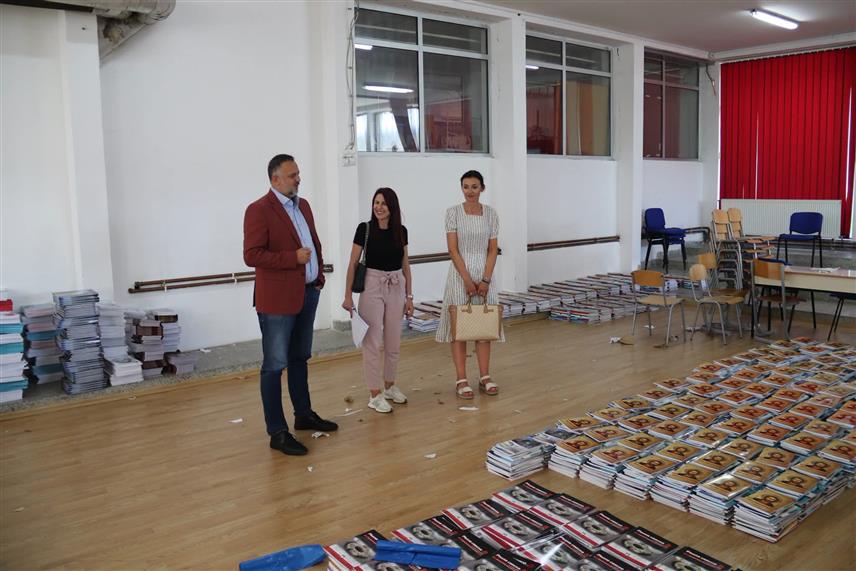 ДЕРВЕНТА, 6. АВГУСТА /СРНА/ - За ученике основних школа на подручју Дервенте за предстојећу школску годину обезбијеђено је 1.685 комплета бесплатних уџбеника, а Градска управа је за ову намјену из буџета издвојила 105.000 КМ, што је 30 одсто од укупне вриједности набавке, саопштено је из ове управе.