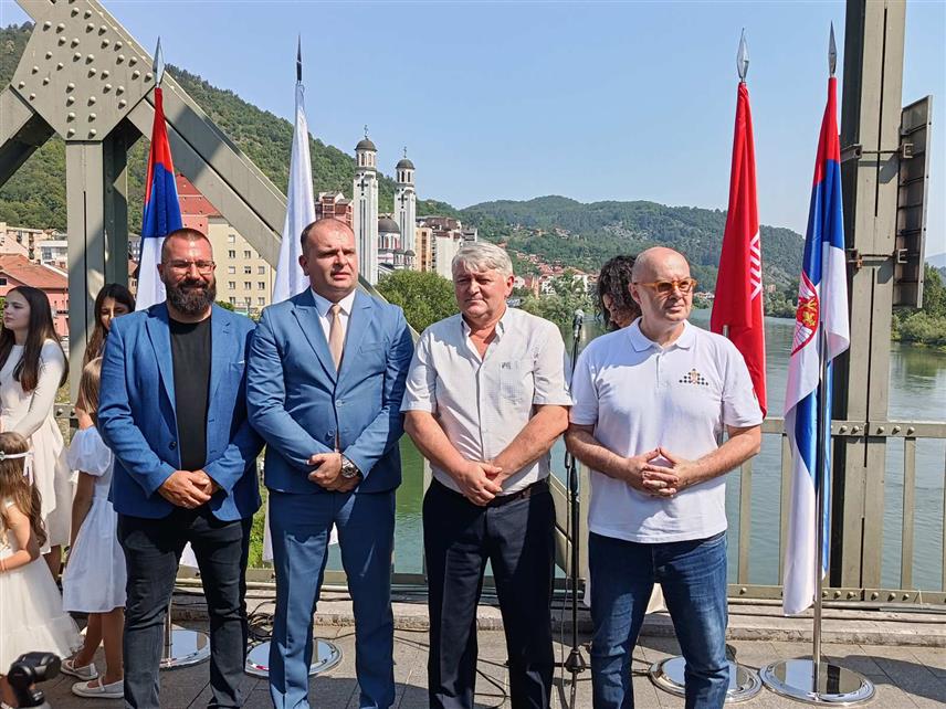ЗВОРНИК/МАЛИ ЗВОРНИК, 7. АВГУСТА /СРНА/ - Градоначелник Зворника Бојан Ивановић и предсједник општине Мали Зворник Зоран Јевтић данас су се, у пратњи културно-умјетничких друштава и суграђана, срели на Мосту краља Александра Првог Карађорђевића који повезује ова два града и још једном поручено да Дрина није граница.