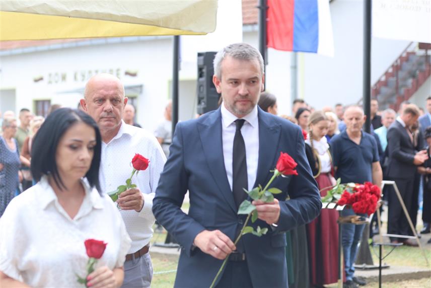 ГРАДИШКА, 8. АВГУСТА /СРНА/ - Делегат у Вијећу народа Републике Српске Небојша Раковић присуствовао је данас у Бок Јанковцу обиљежавању 34 године од одбране Градишке у минулом рату.