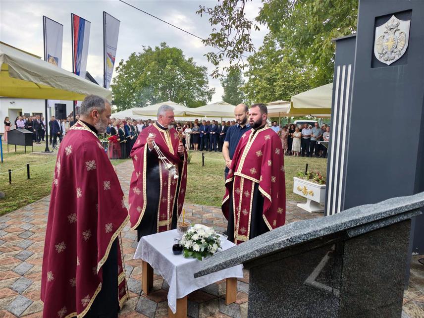 ГРАДИШКА, 8. АВГУСТА /СРНА/ - Код спомен-комплекса у насељу Бок Јанковац данас су обиљежене 34 године од одбране Градишке од агресије јединица Хрватске војске у којој је погинуло 16 бораца Војске Републике Српске, а више од 20 је рањено.