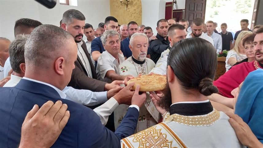 ИСТОЧНИ СТАРИ ГРАД, 9. АВГУСТА /СРНА/ - Светом литургијом, литијом око цркве и ломљењем славског колача данас је на Вучијој Луци прослављен Свети великомученик Пантелејмон – слава истоименог храма и општине Источни Стари Град.