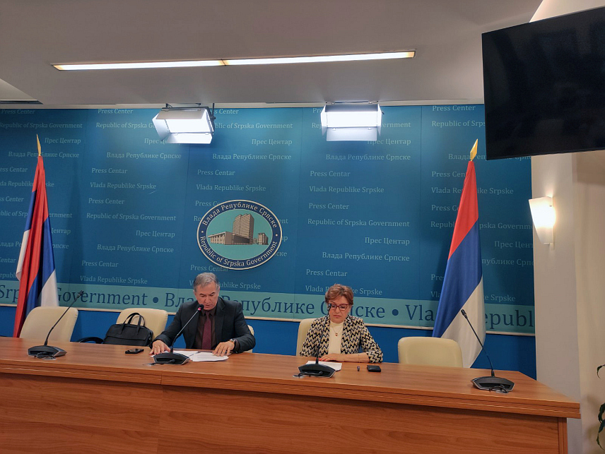 БАЊАЛУКА, 10. СЕПТЕМБРА /СРНА/ - Влада Републике Српске продужила је примјену одлуке о поврату 10 фенинга по литру горива, што је директна подршка становништву и привреди усљед поремећаја на тржишту нафтних деривата, рекао је министар трговине и туризма Нед Пуховац.