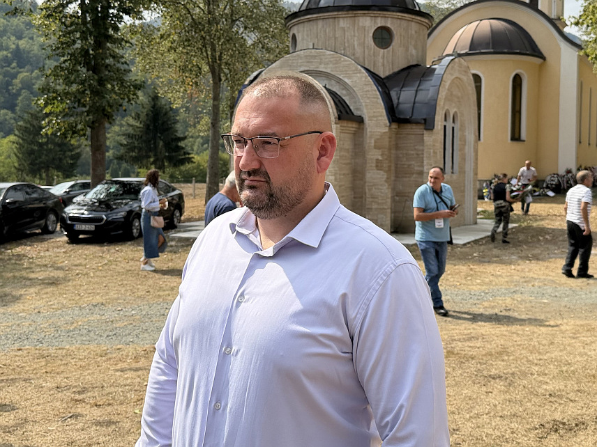 ЗАВИДОВИЋИ, 10. СЕПTЕМБРА /СРНА/ - Питање проналаска посмртних остатака Срба и даље је политичко, а не хумано и уско је везано за процесуирање ратних злочина чије су жртве Срби, изјавио је вршилац дужности директора Републичког центра за истраживање рата, ратних злочина и тражење несталих лица Виктор Нуждић.