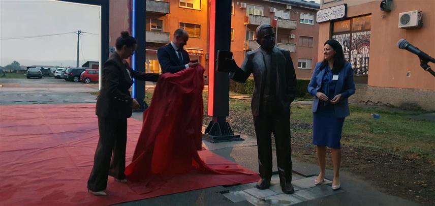 БРОД, 11. СЕПТЕМБРА /СРНА/ - У Броду је вечерас представљена Љетна позорница и откривена скулптура посвећена Душку Tрифуновићу у оквиру манифестације посвећене овом пјеснику.