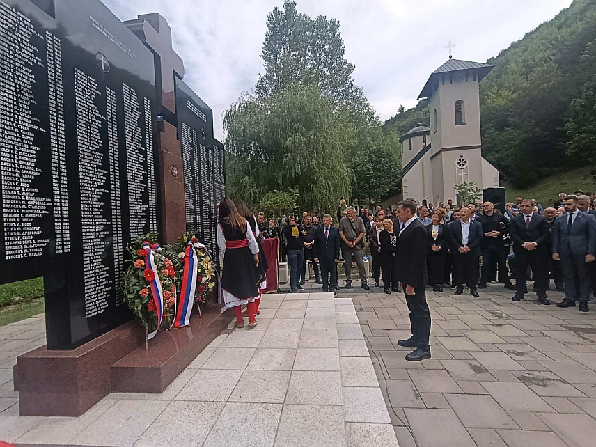 ШИПОВО, 12. СЕПТЕМБРА /СРНА/ - Предсједник Народне скупштине Републике Српске Ненад Стевандић, министар правде Српске Горан Селак, изасланик предсједника Републике Српске Немања Давидовић и сенатор Републике Српске Александар Вулин положили су вијенце код споменика погинулим борцима и цивилним жртвама рата из Доњег Вакуфа-Србобрана, подигнутом у порти манастира Глоговац код Шипова.