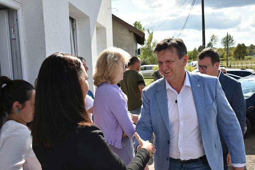 БАЊАЛУКА, 12. СЕПТЕМБРА /СРНА/ - Кандидати СДС-а за предсједника Републике Српске и српског члана Предсједништва БиХ Бранко Блануша и Маринко Божовић разговарали су данас са мјештанима Зборишта код Брода о проблемима са којима се суочавају грађани у овом дијелу Српске.